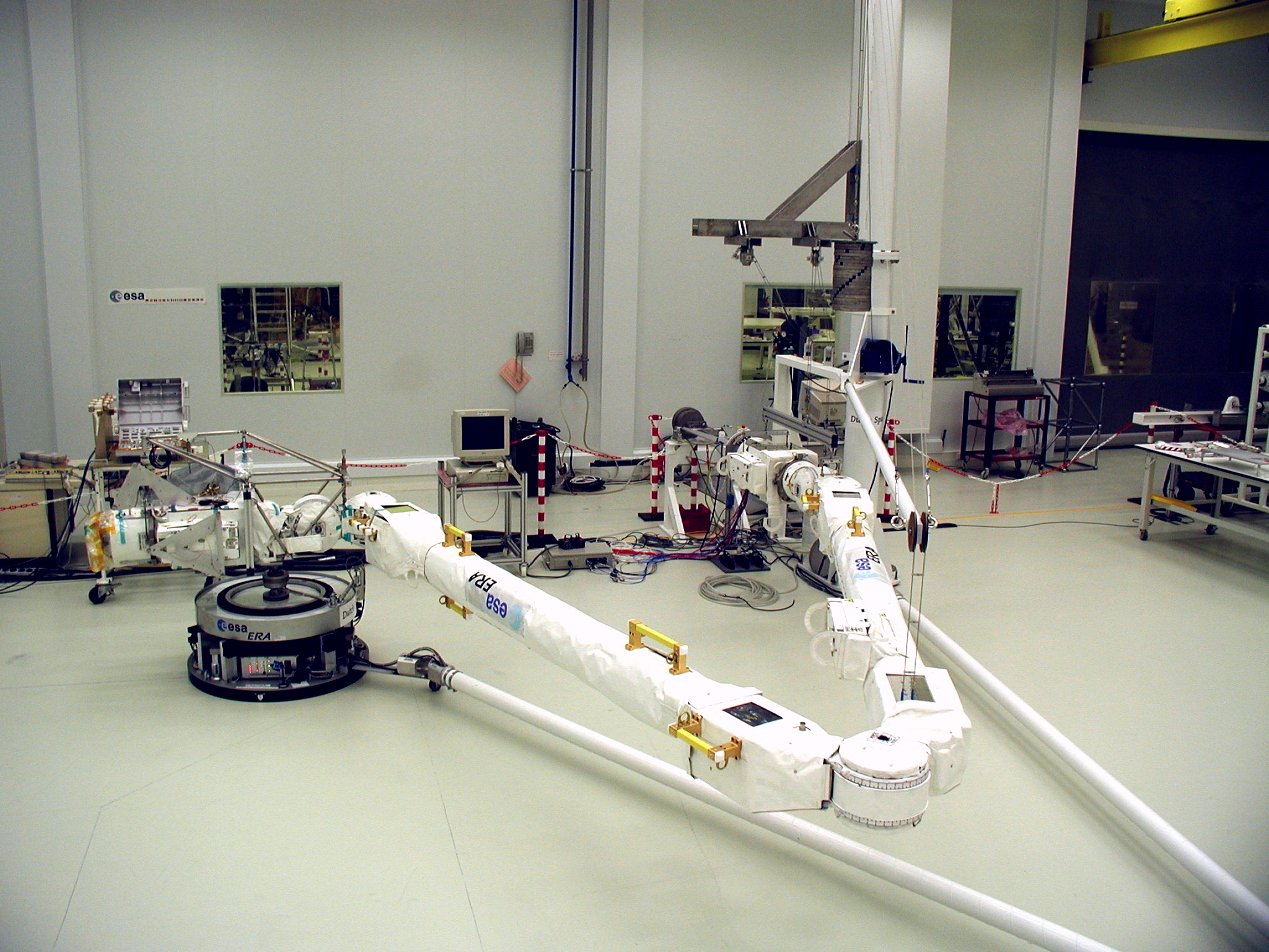 https://www.esa.int/ESA_Multimedia/Images/2006/03/European_Robotic_Arm_ERA_during_flat_floor_testing2#.YgDW6-hxGEU.link